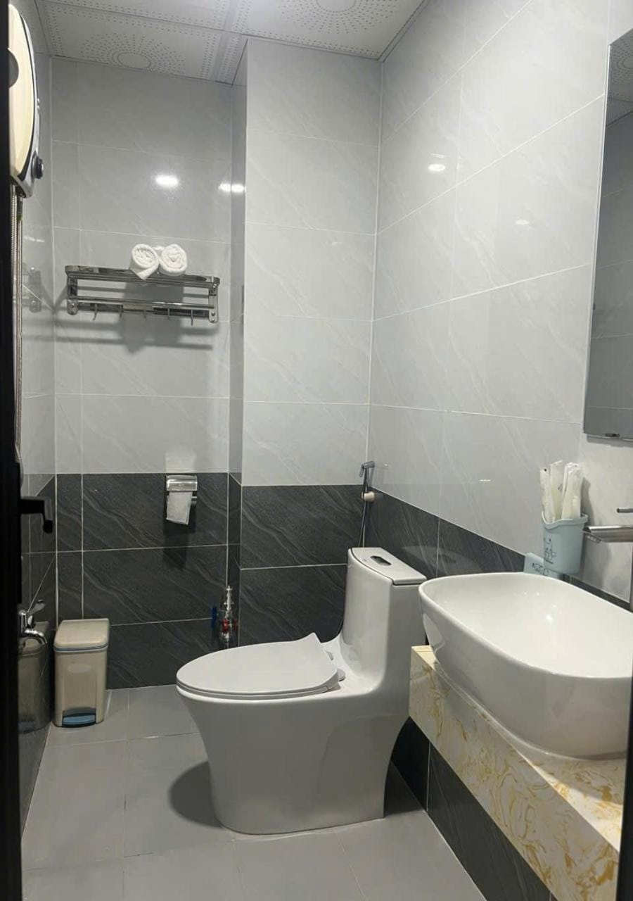 Shower, Toilet, towels, towels