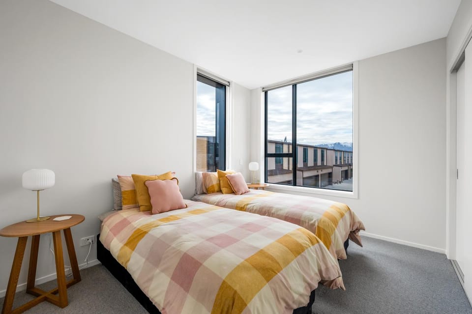 Wanaka Modern Townhouse with Outdoor Fireplace Sleeps 8 House in Wanaka