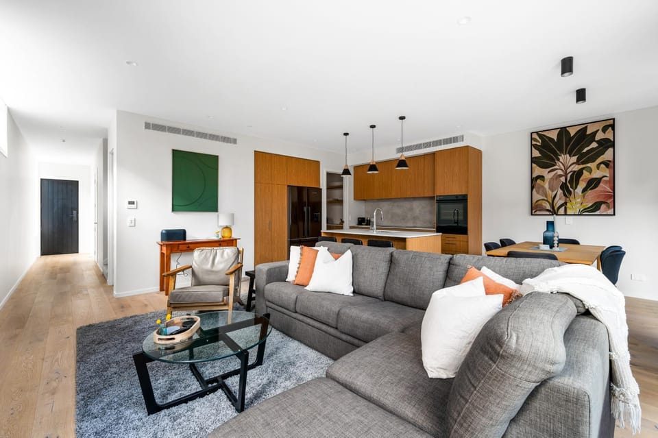 Wanaka Modern Townhouse with Outdoor Fireplace Sleeps 8 House in Wanaka