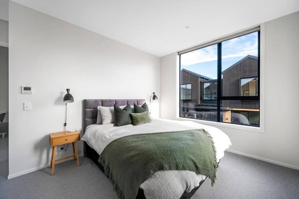 Wanaka Modern Townhouse with Outdoor Fireplace Sleeps 8 House in Wanaka
