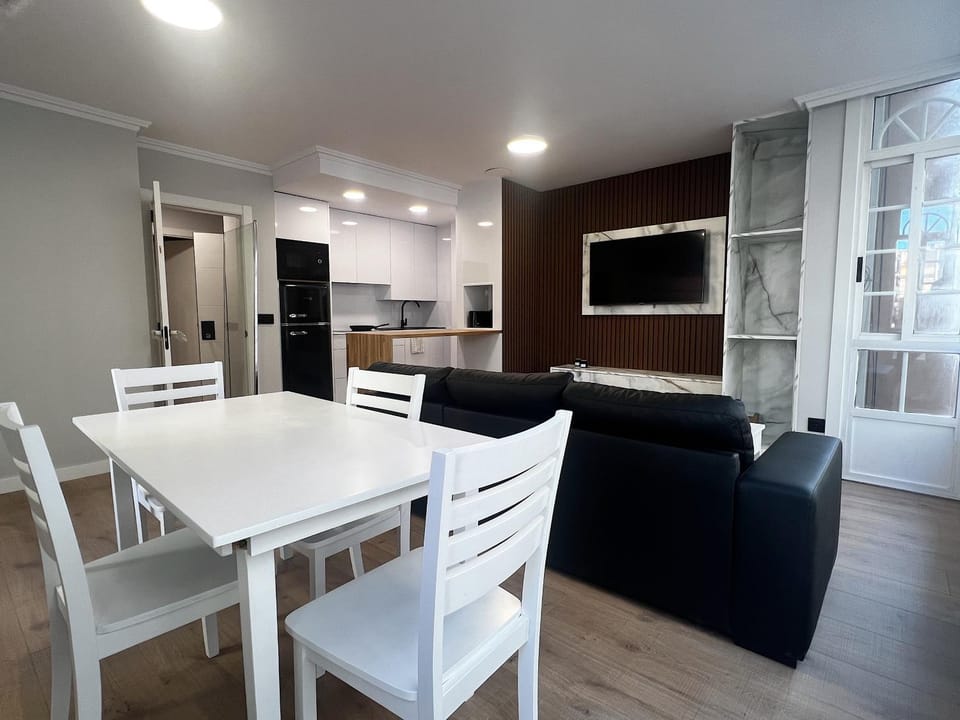 TV and multimedia, Kitchen or kitchenette, Living room, Seating area, Dining area