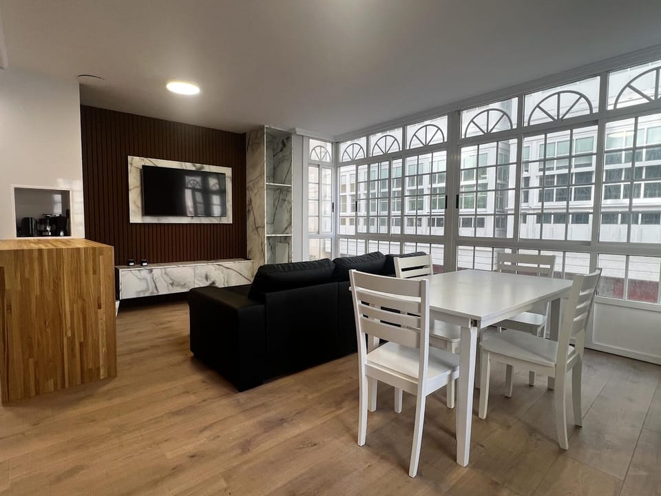 TV and multimedia, Living room, Seating area, Dining area