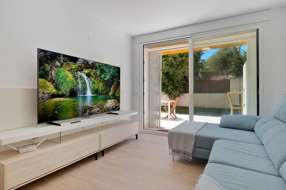 TV and multimedia, Living room, Seating area, Evening entertainment