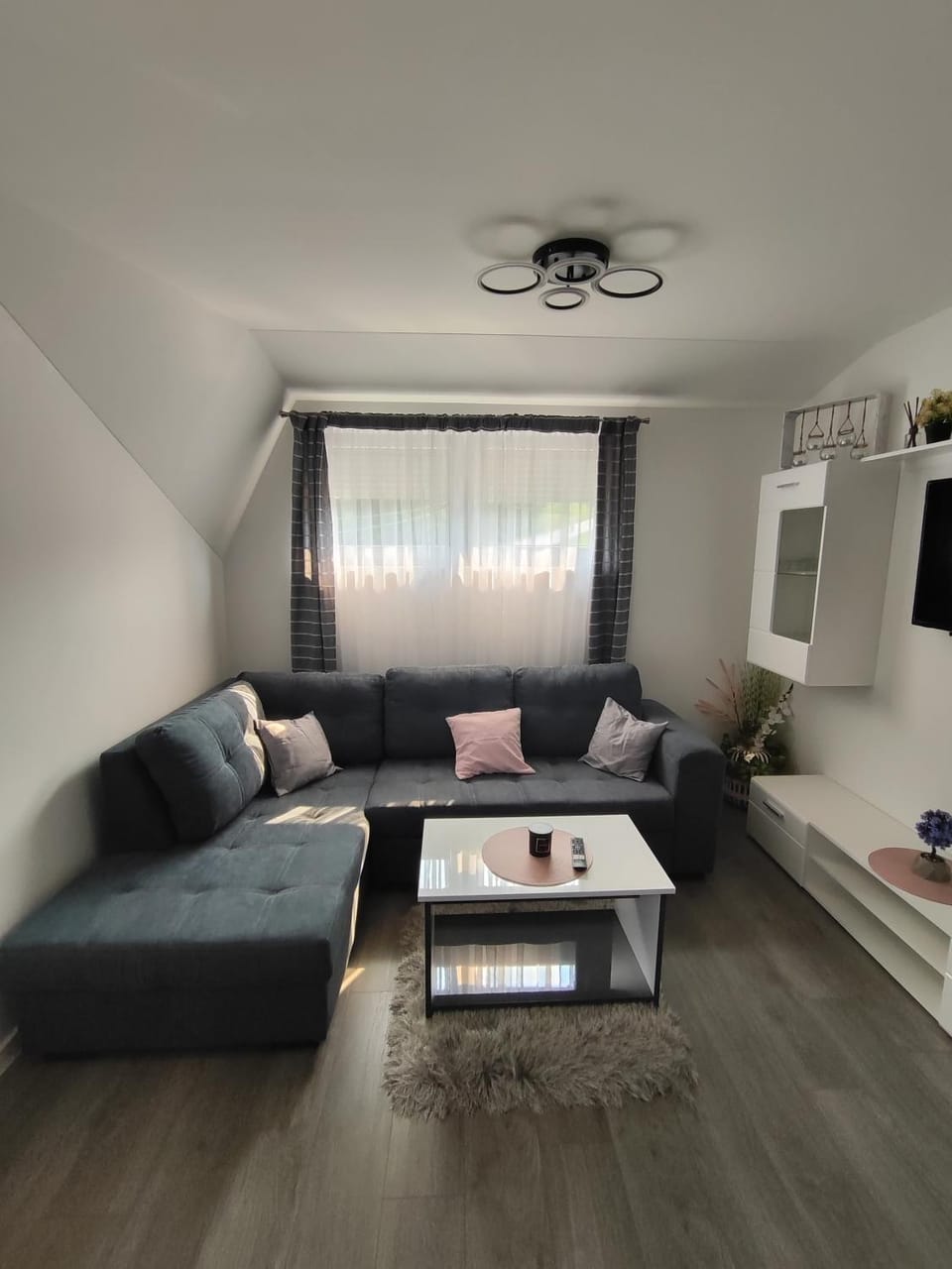 TV and multimedia, Living room, Seating area, Evening entertainment