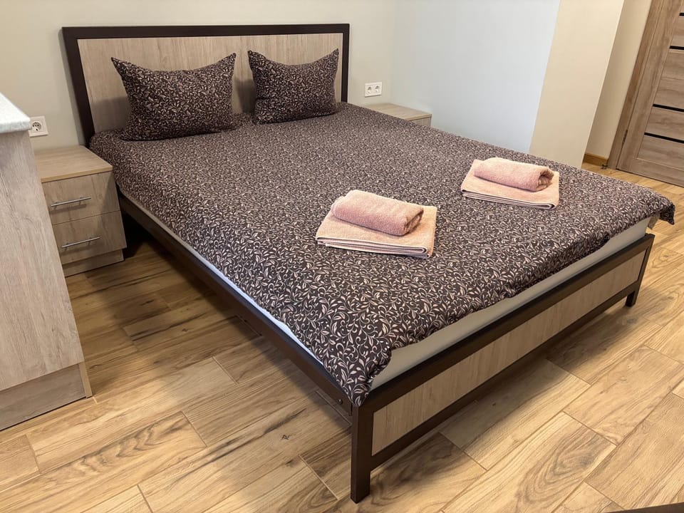 Bed, towels