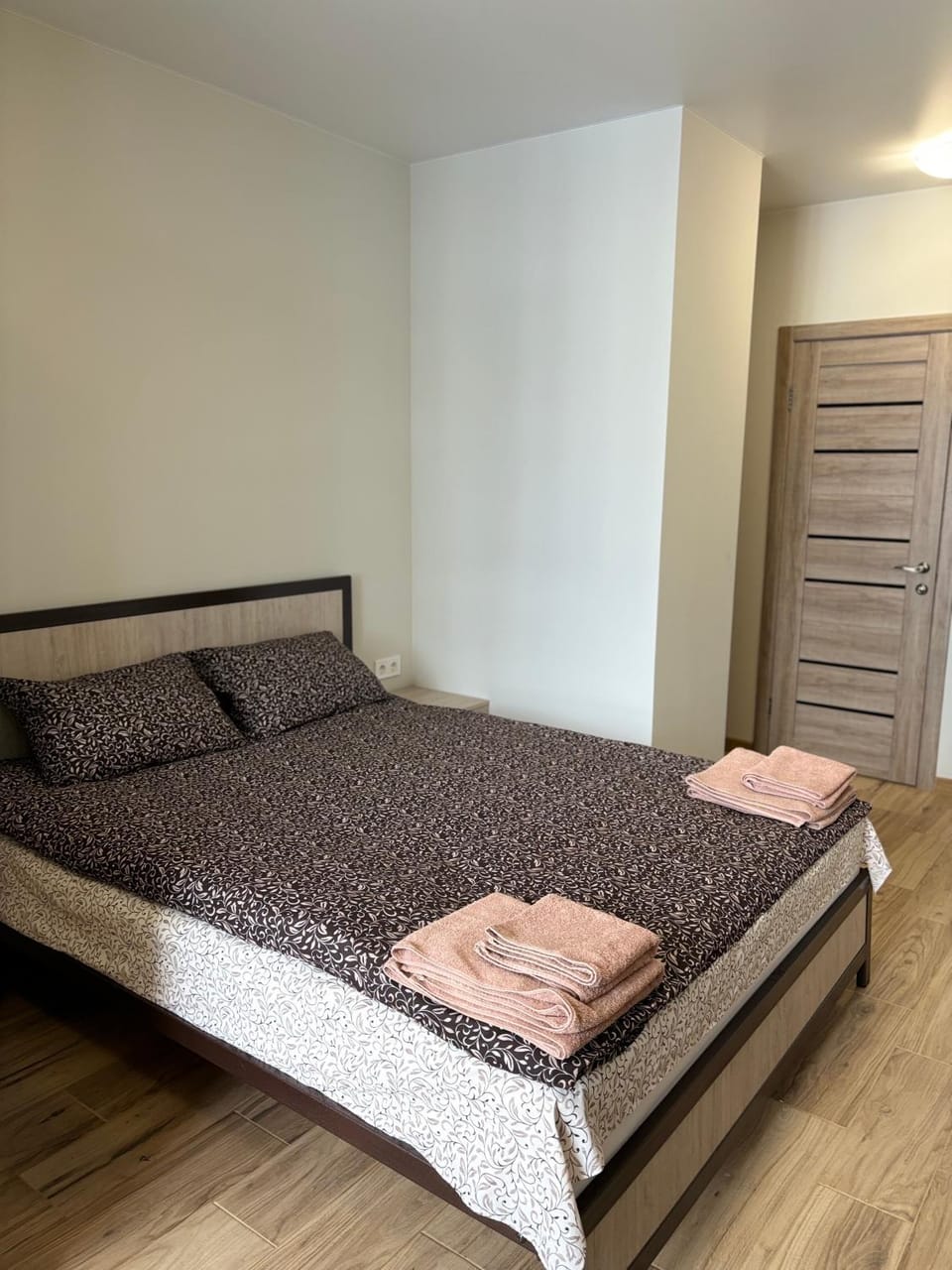 Bed, Photo of the whole room, towels