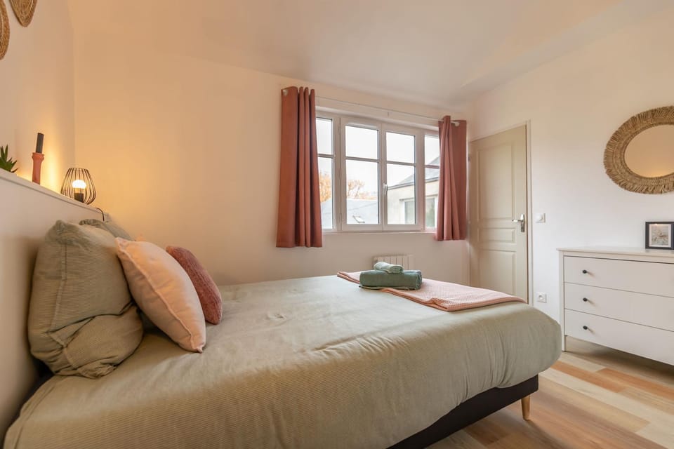 Bed, Photo of the whole room, Bedroom, storage