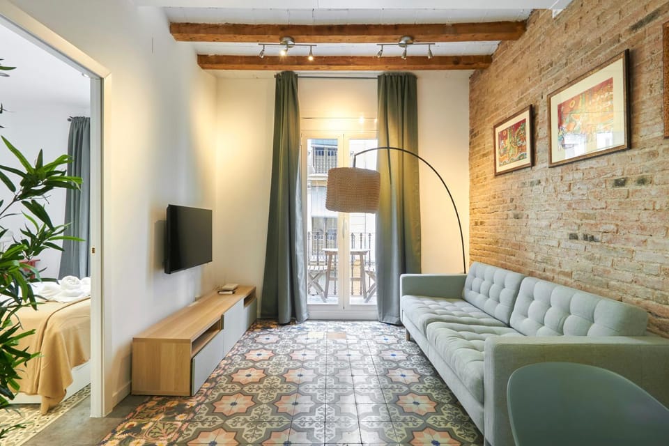 64 Apartment in a typical Barcelona's old building Apartment in Barcelona
