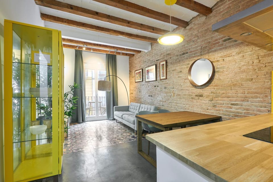 64 Apartment in a typical Barcelona's old building Apartment in Barcelona