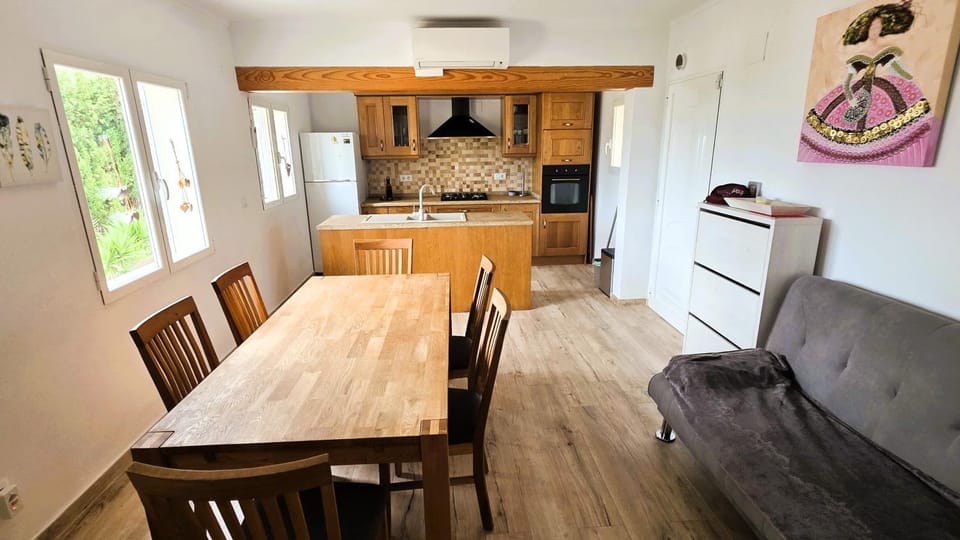 Dining area, kitchen