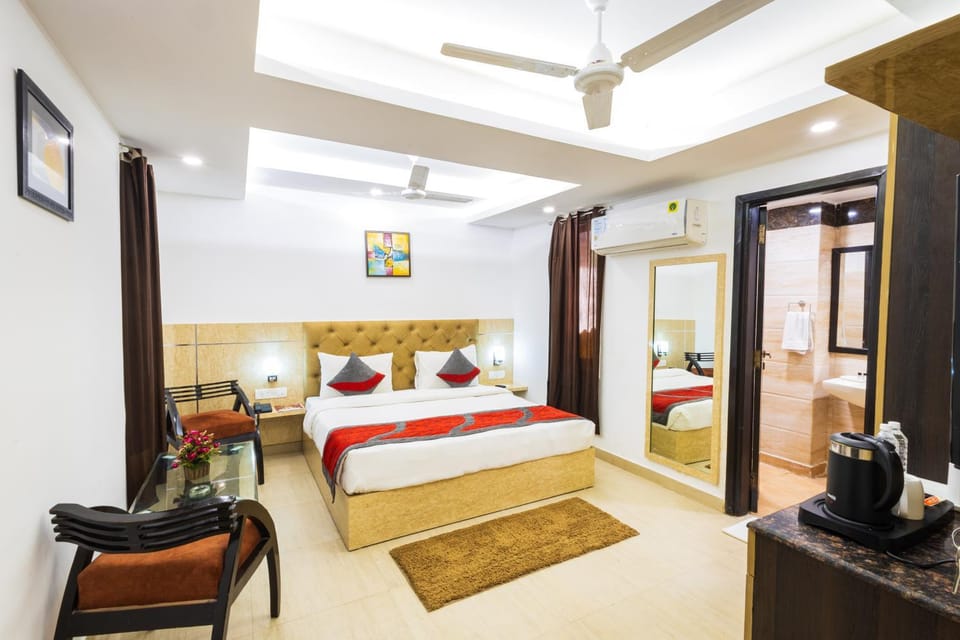 Bed, Photo of the whole room, Seating area, Bedroom, air conditioner