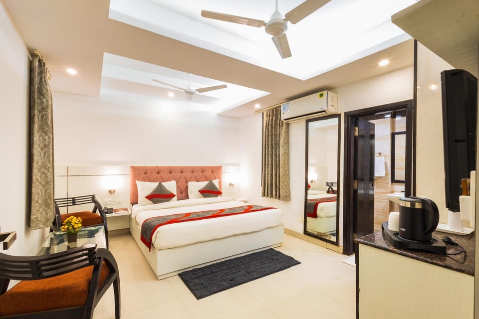 Bed, TV and multimedia, Photo of the whole room, Seating area, Bedroom, air conditioner