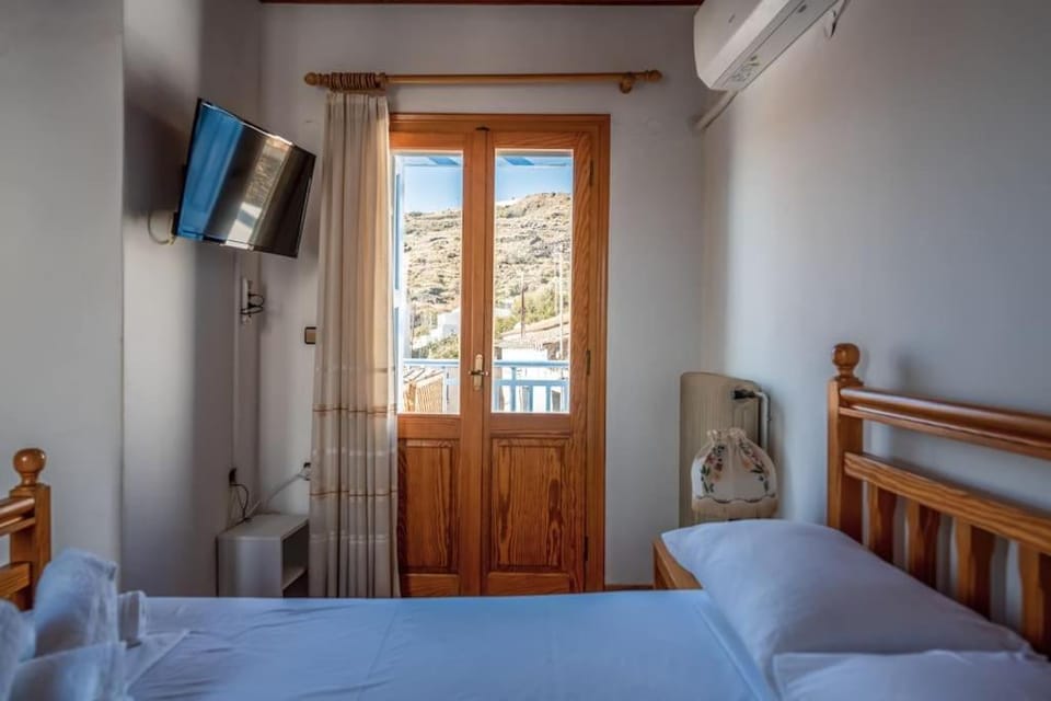 Bed, Photo of the whole room, Bedroom, internet, towels, air conditioner