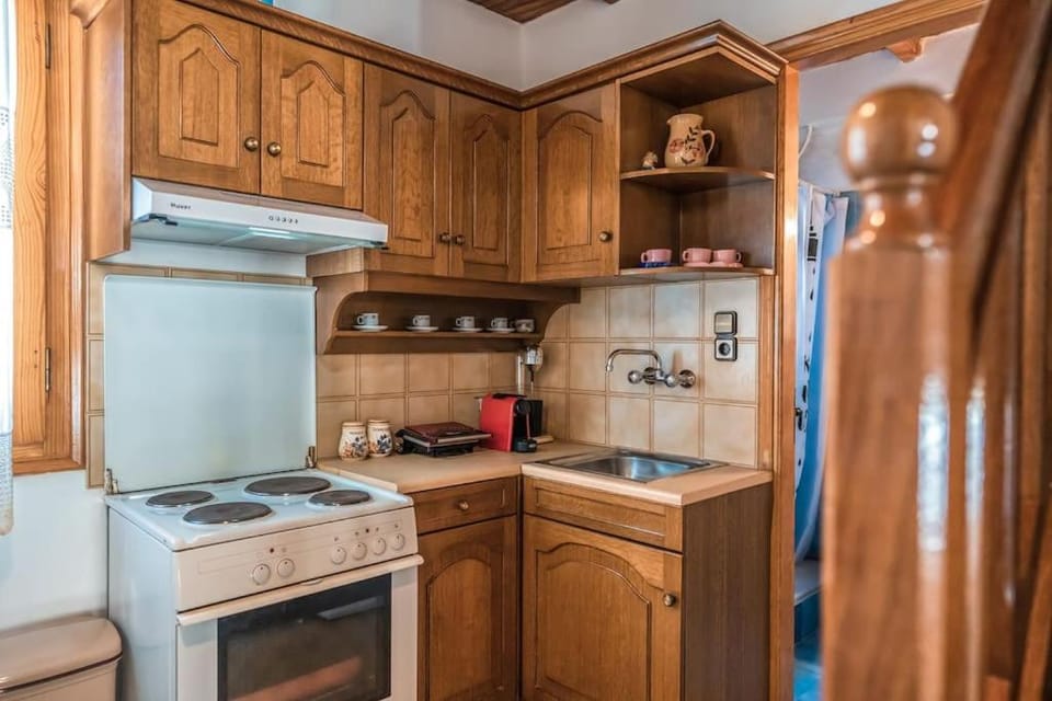 Kitchen or kitchenette, oven, stove