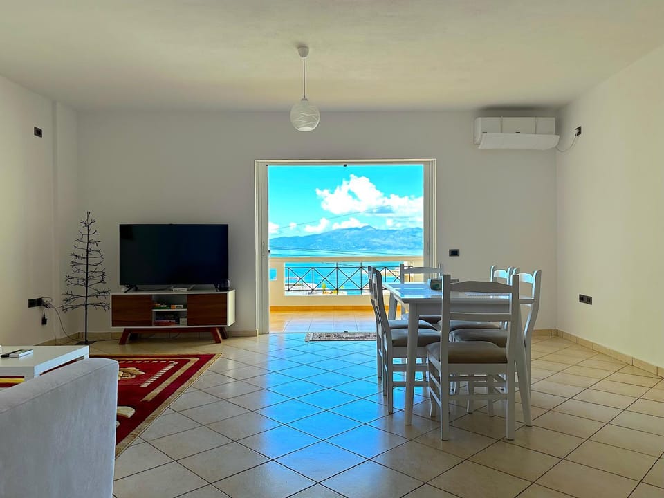 TV and multimedia, Living room, Seating area, Dining area, Evening entertainment, air conditioner
