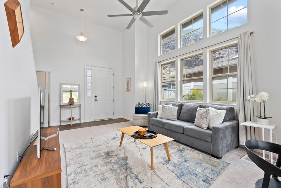 TV and multimedia, Living room, Seating area, Mountain view