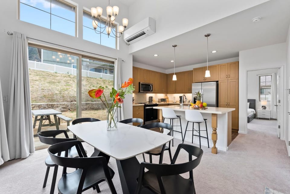 Kitchen or kitchenette, Seating area, Dining area, oven, stove