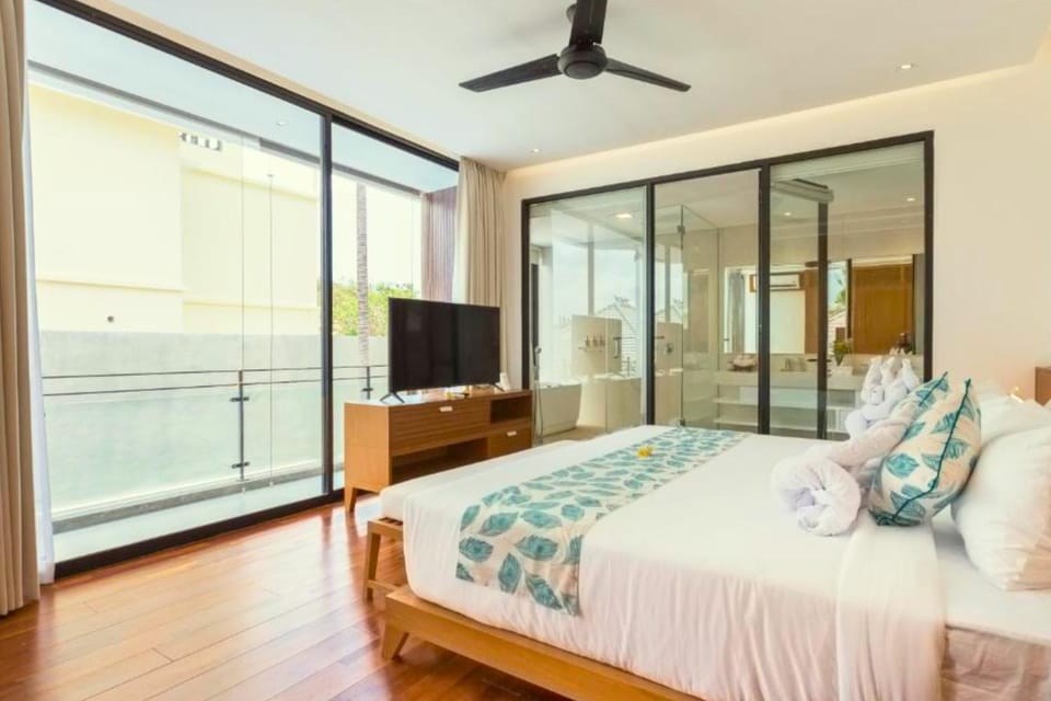 Bed, TV and multimedia, Bedroom