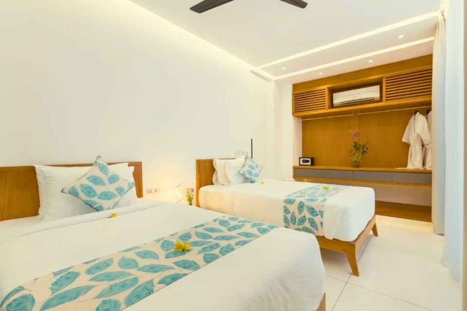 Bed, fireplace, towels, air conditioner