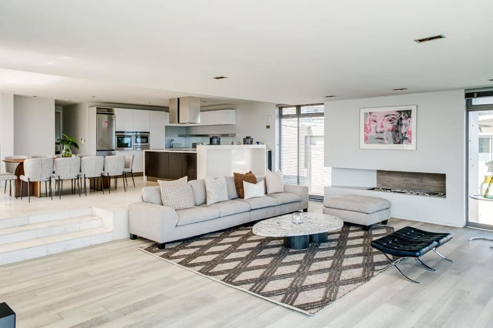 Kitchen or kitchenette, Living room, Seating area, Dining area