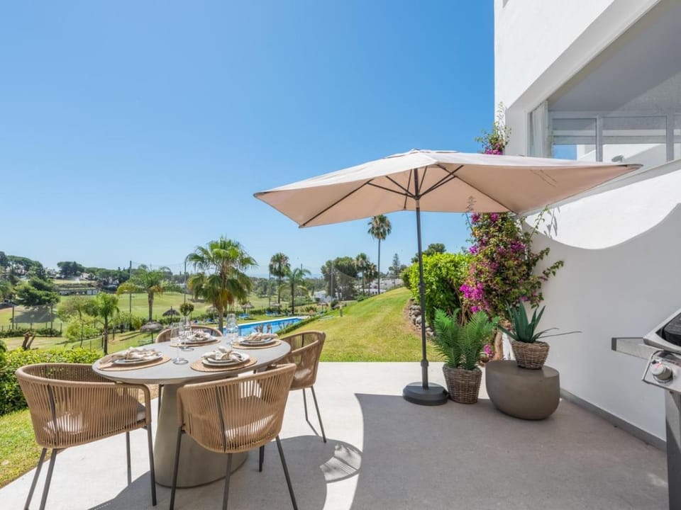 Azahara1, Panoramic views and frontline golf Apartment in Marbella
