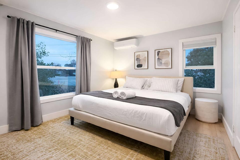 View (from property/room), Photo of the whole room, Decorative detail, Bedroom, towels