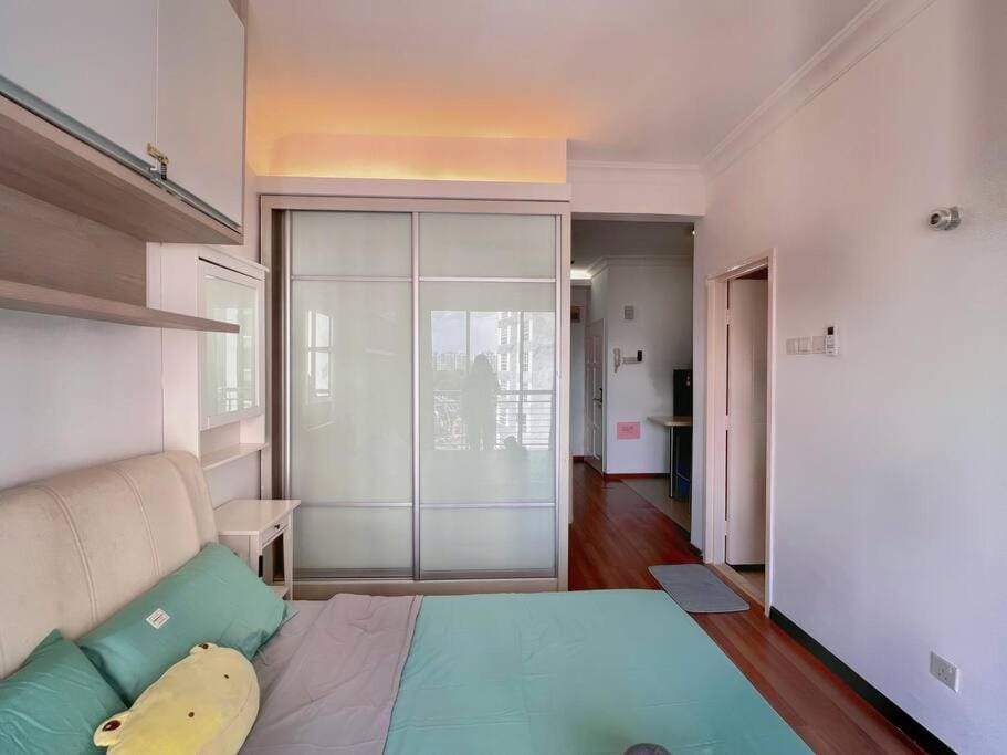 Photo of the whole room, Bedroom, wardrobe