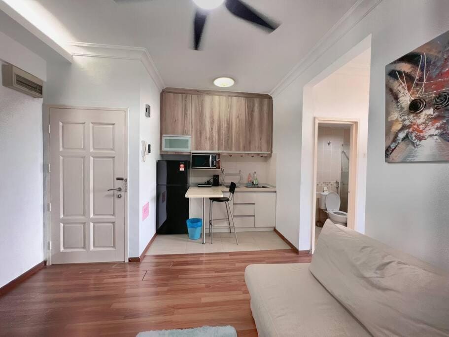 Kitchen or kitchenette, Living room, Seating area, Dining area