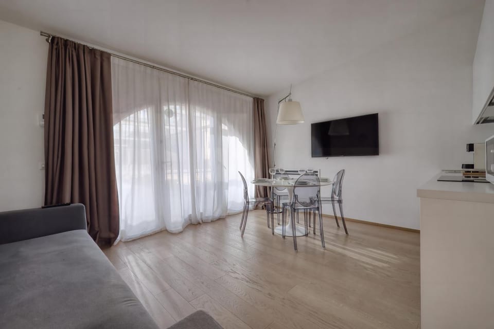 TV and multimedia, Kitchen or kitchenette, Living room, Seating area, Dining area