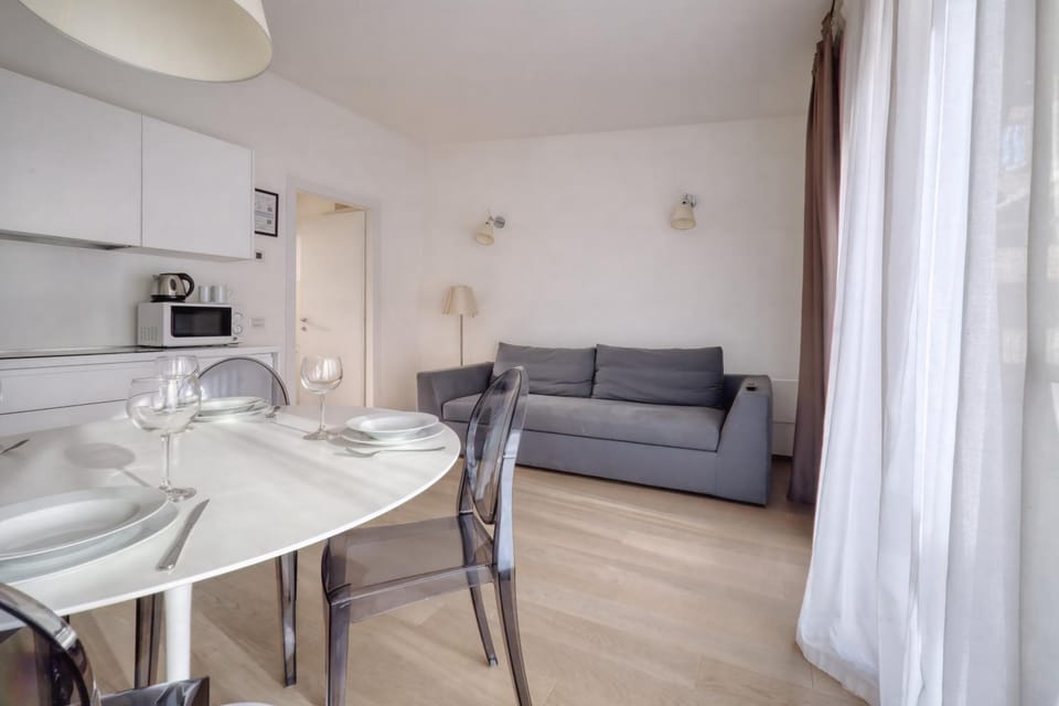 Kitchen or kitchenette, Living room, Seating area, Dining area, microwave