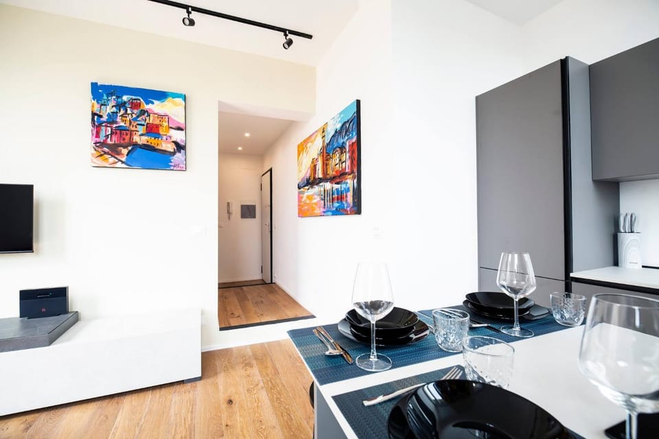 TV and multimedia, Kitchen or kitchenette, Living room, Seating area, Dining area, internet