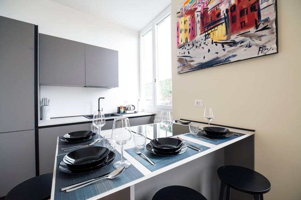 Coffee/tea facilities, Kitchen or kitchenette, Dining area, stove