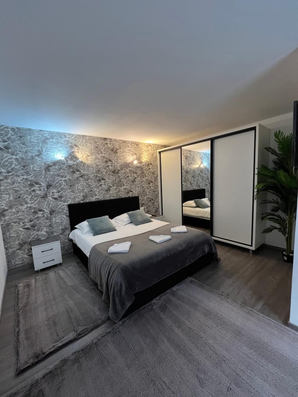 Bed, Bathroom, Photo of the whole room, Bedroom, towels