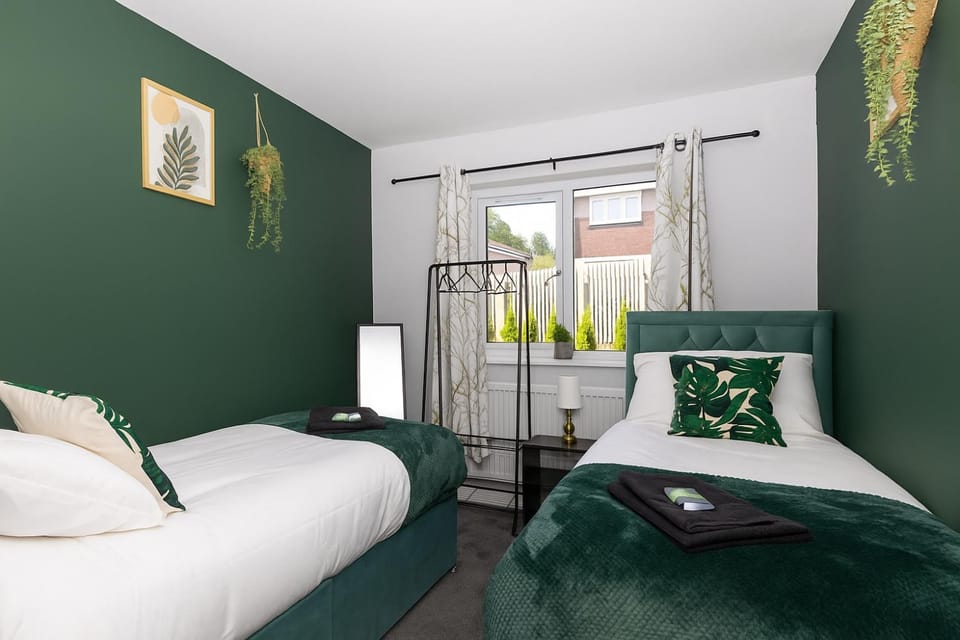 Bed, Living room, Photo of the whole room, Seating area, Bedroom