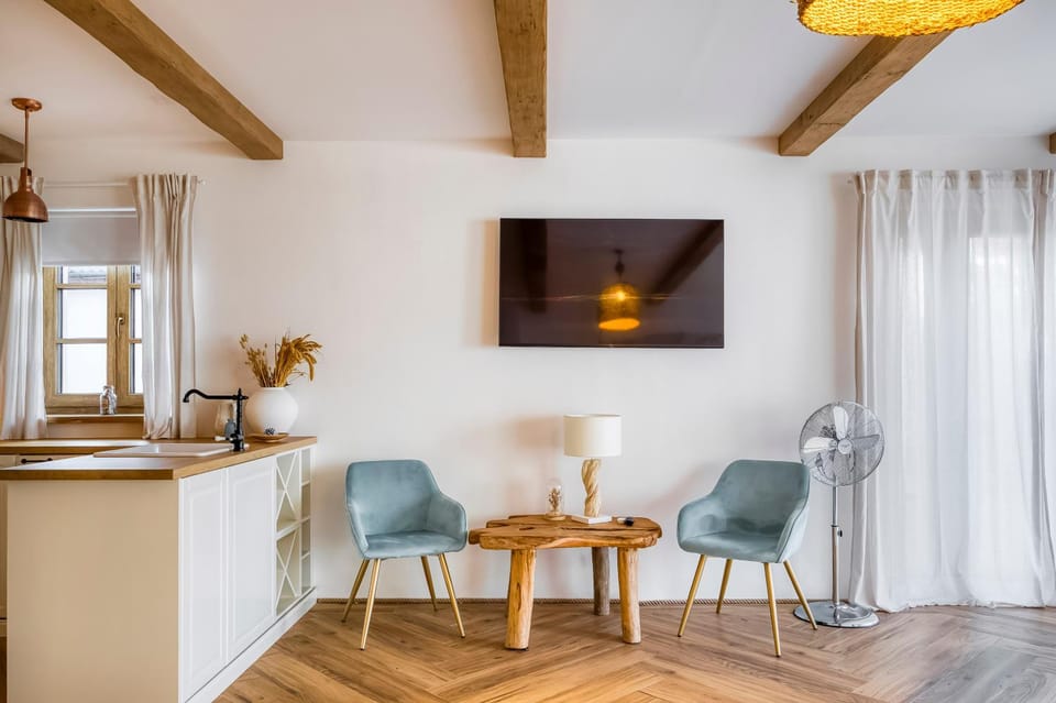 TV and multimedia, Kitchen or kitchenette, Living room, Seating area