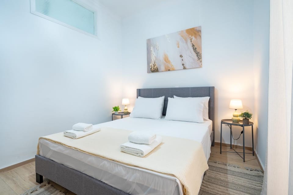 Bed, Photo of the whole room, Bedroom, towels