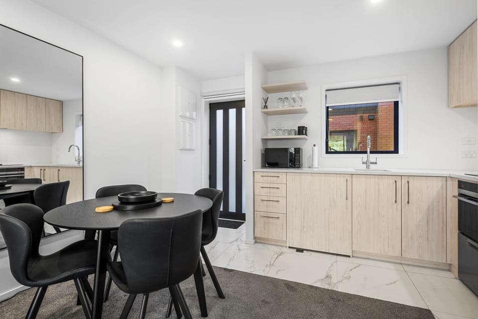Kitchen or kitchenette, Dining area, minibar, oven, stove