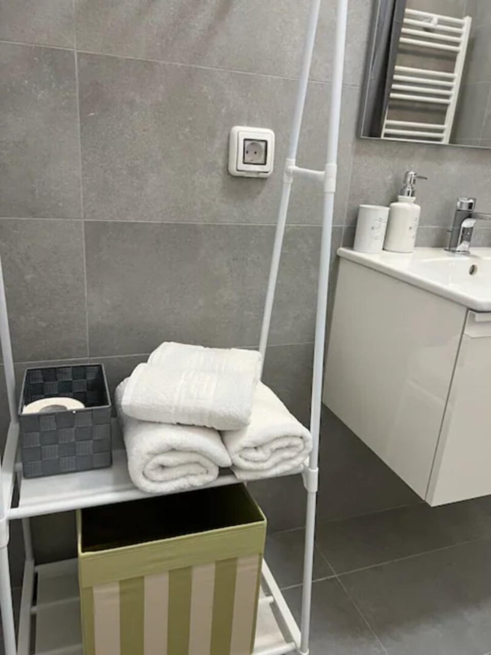 Bathroom, towels