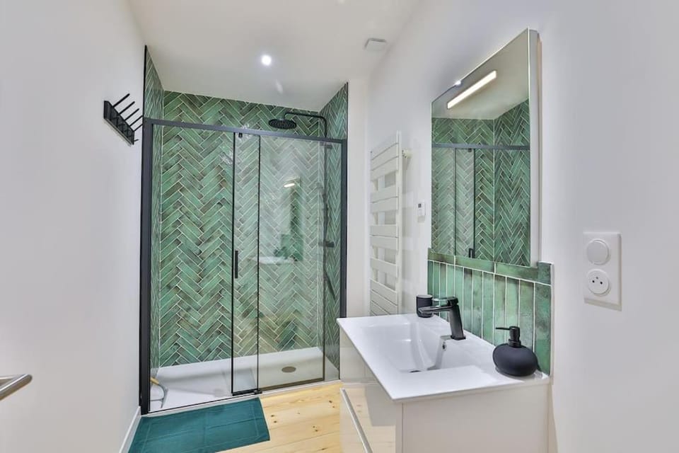 Shower, Bathroom, hair dryier, towels