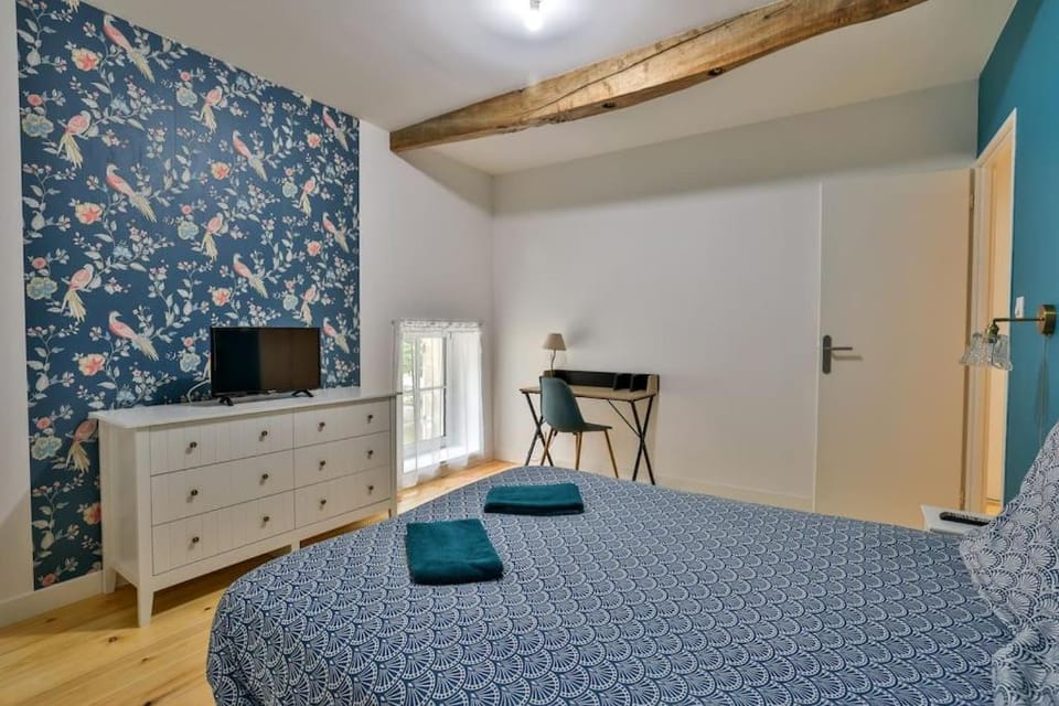 Bed, TV and multimedia, Photo of the whole room, Bedroom, wardrobe