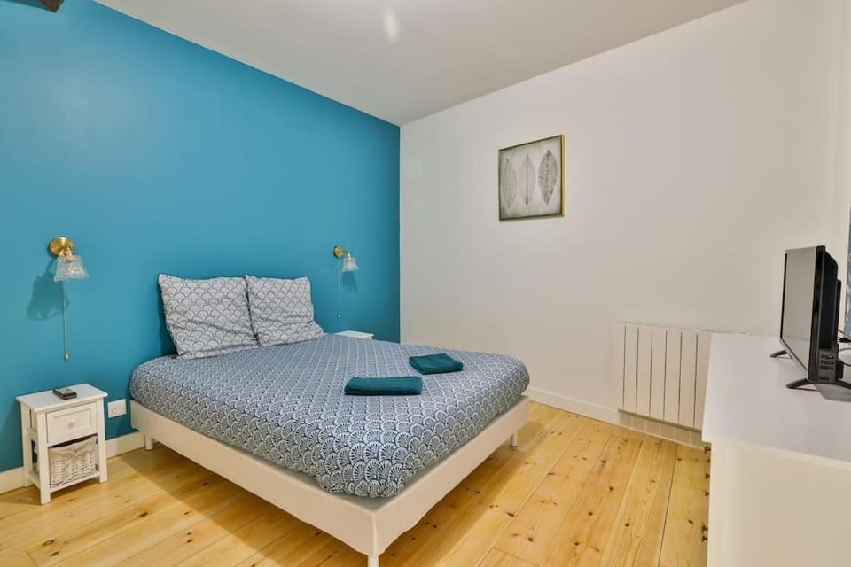 Bed, TV and multimedia, Photo of the whole room, Bedroom