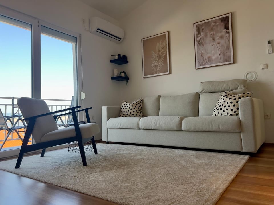 Living room, Seating area, air conditioner