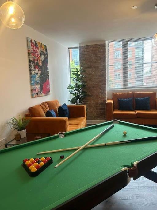 Billiard, Living room, Seating area