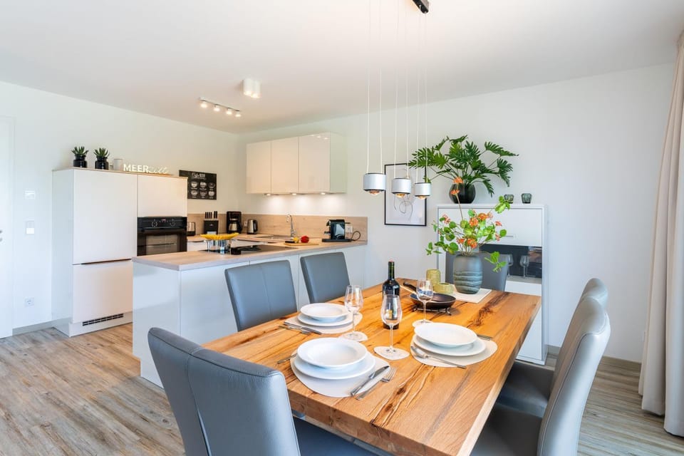Kitchen or kitchenette, Seating area, Dining area