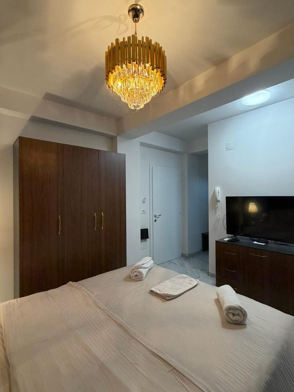 TV and multimedia, Photo of the whole room, Bedroom, towels, wardrobe