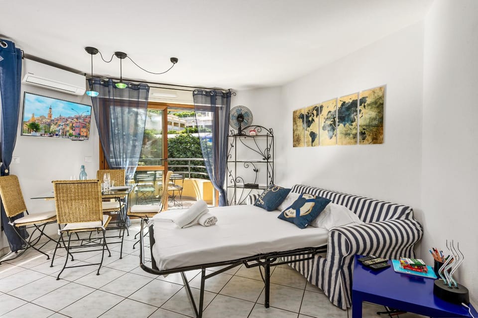 Cocon vu sur le port de menton Apartment in Menton