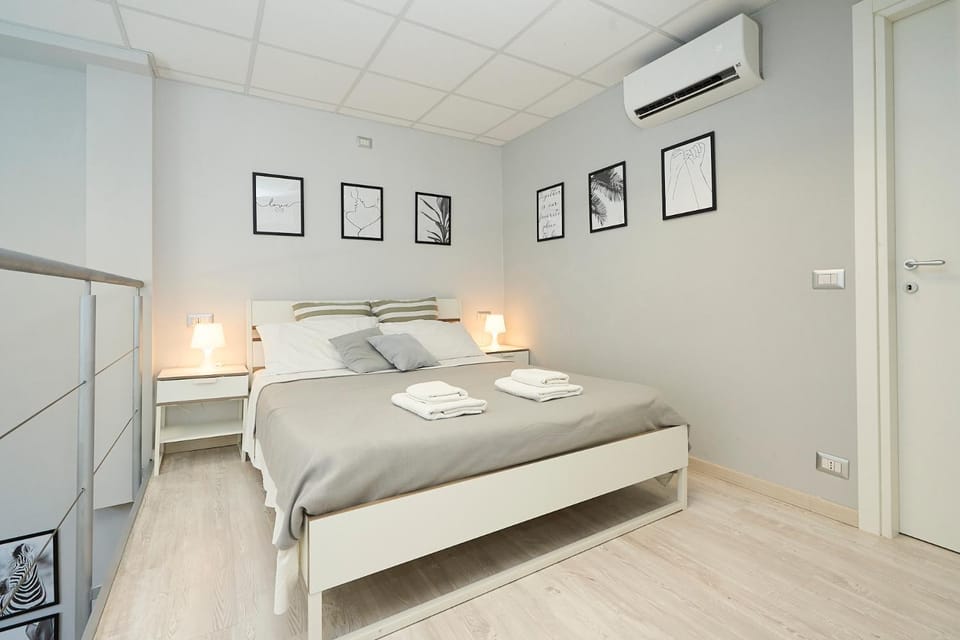 Bed, Bedroom, towels, air conditioner