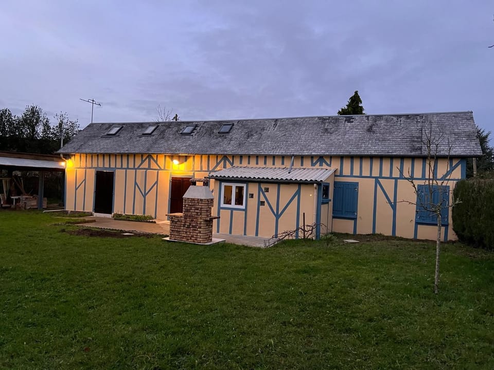 Venez respirer l'air de la Campagne a 70 km de de l'Océan, Villers sur Mers , Deauville ..... Maison de 100 m² ,sur une parcelle de 2000 m² 3 chambres toutes refaites , 2 salles d'eau , 2 toilettes , cuisine équipées . tous refait a neuf House in Normandy
