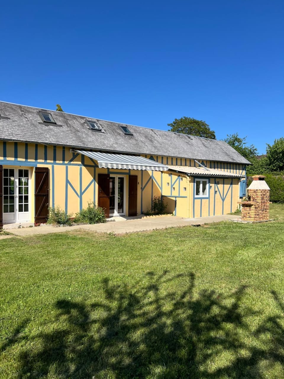 Venez respirer l'air de la Campagne a 70 km de de l'Océan, Villers sur Mers , Deauville ..... Maison de 100 m² ,sur une parcelle de 2000 m² 3 chambres toutes refaites , 2 salles d'eau , 2 toilettes , cuisine équipées . tous refait a neuf House in Normandy