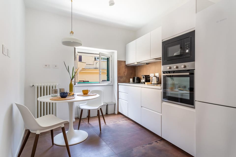 Coffee/tea facilities, Kitchen or kitchenette, Dining area, oven, stove, toaster